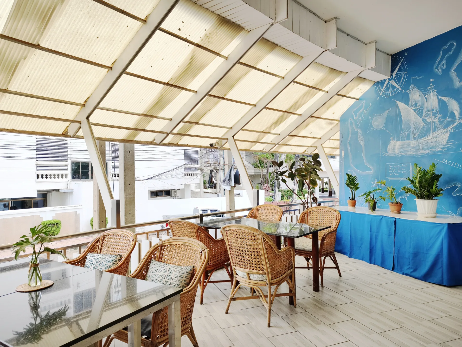 Breakfast and dining space